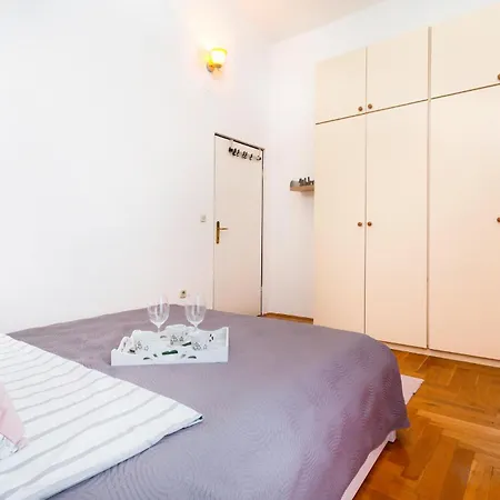 Apartment 1 Bedroom Cozy In