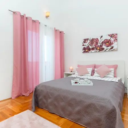 1 Bedroom Cozy In Apartment *